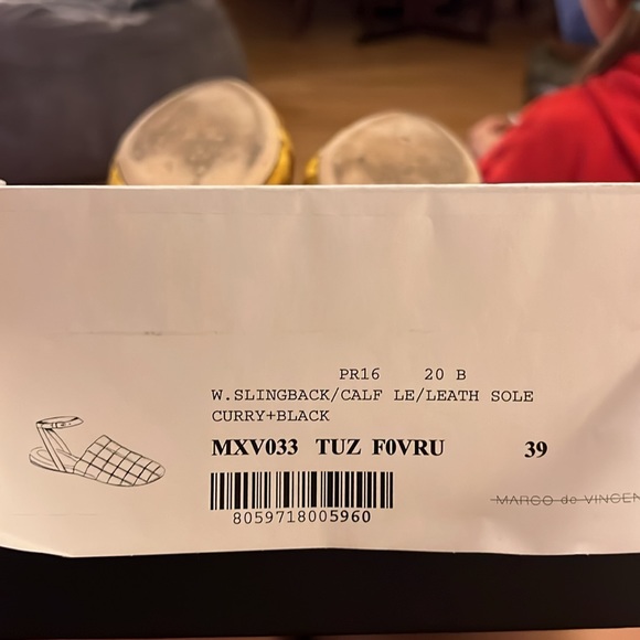 Marco de Vincenzo
Basket Weave Yellow Sandals size 9 flats - Picture 4 of 4